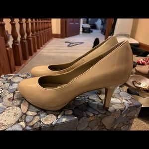 KELLY & KATIE nude pumps 🌹